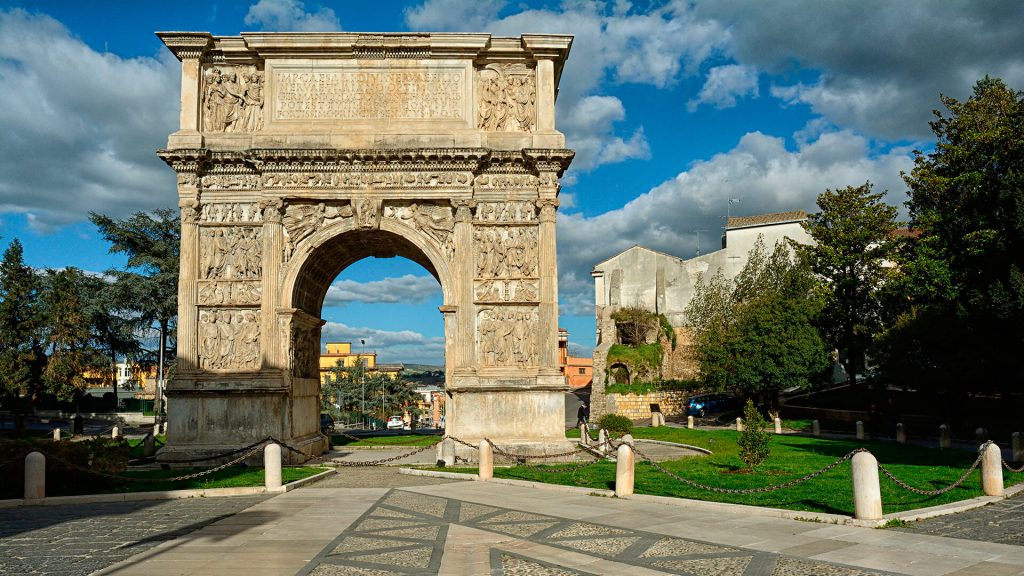 5 buoni motivi per visitare Benevento arco di traiano 